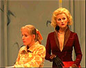 Karen Schweim als Pierette in DIe acht Frauen - Heilbronn 2005, Regie: M. Pörzgen, Foto mit V. Neumann