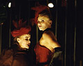  Karen Schweim als Spelunken- Jenny mit A. Hart als Mr. Peachum - Dreigroschenoper - Heilbronn 2002