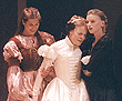 Foto: "Viel Lärm um nichts" - Karen Schweim als Ursula mit Eva Meier als Hero und Julia Wirtz als Beatrice