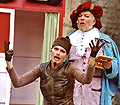 Domfestspiele Bad Gandersheim 04: Karen Schweim als Jack das Wiesel in "Robin Hood",re. Peter Anger als Sheriff von Nottingham