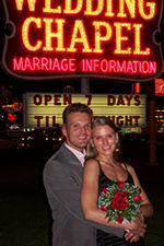 Wenn Sie möchten können Sie hier unsere Geschichte lesen! Ansonsten sehen Sie hier ein Hochzeitsfoto vor der Candellight wedding chapel in Las Vegas.
